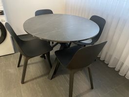 Runder Esstisch mit 4 Stühlen – dunkle Marmoroptik
