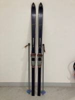 Ski (4 F), Holzski von ca. 1960 ohne Kanten mit Stöcken