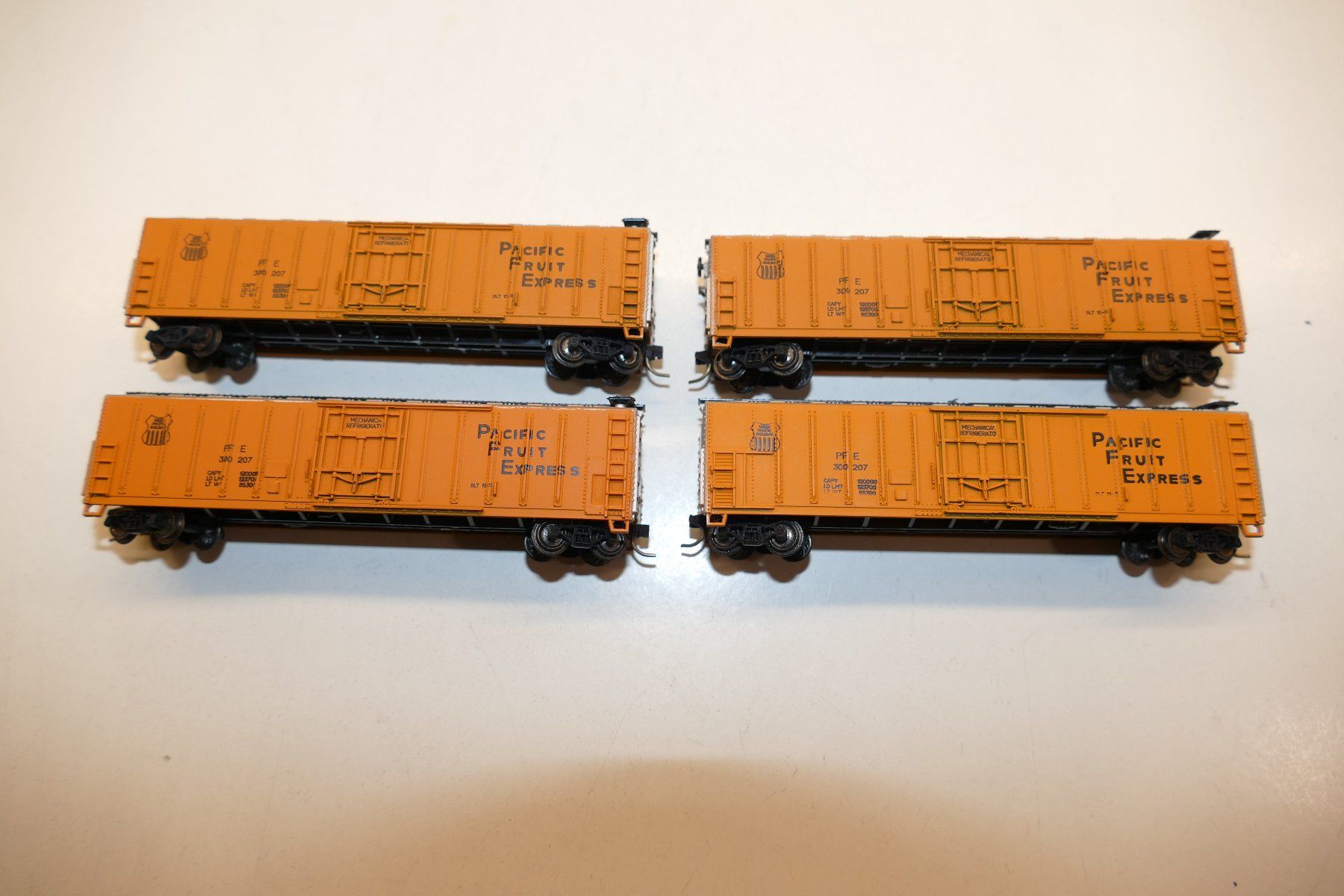 Modellini di ferrovie: Atlas N: 4xUS Box Car UP Pacific Fruit Express – Nuovo (secondo la descrizione) da Niederhasli venduto da rail-duerst