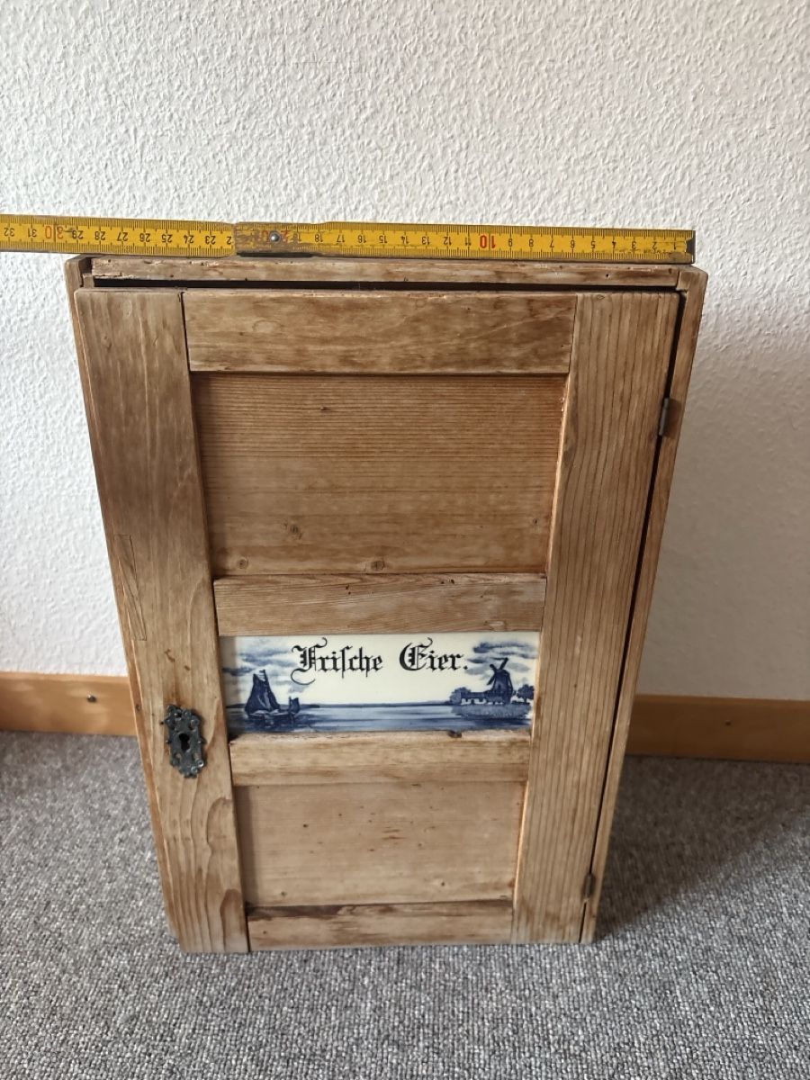 Kommoden: Holzschrank mit Keramikfliese und Eierfächern 50cm – Defekt aus Zürich von Fuxion 4