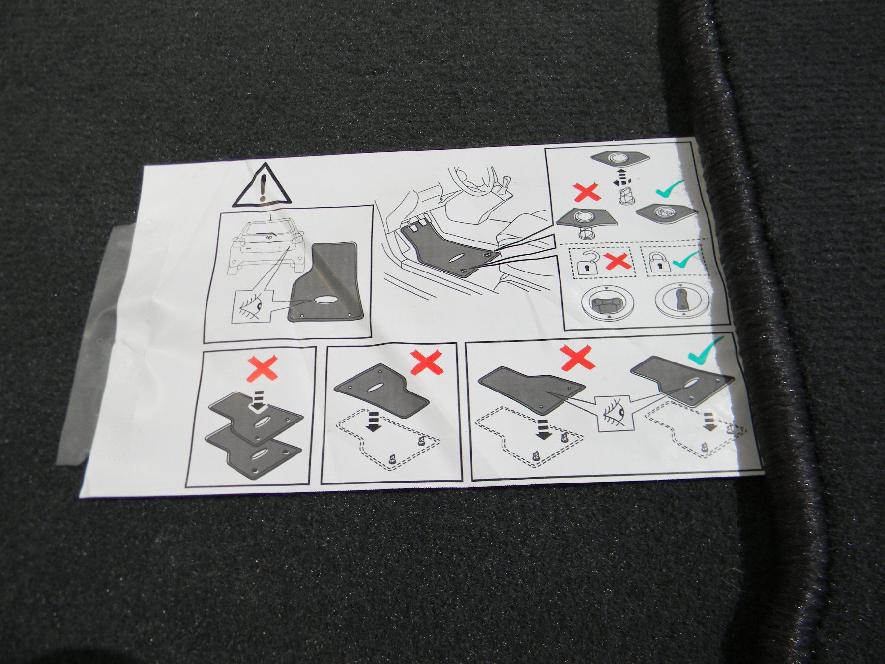 Toyota Tappeti & Tappetini: 4 tapis sol Toyota break Auris – Nuovo e nell'imballaggio originale da Bournens venduto da monique048 2