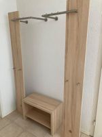 schöne Garderobe mit Sitzbank