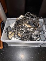 Kiste mit Verlängerungskabel und Steckerleisten