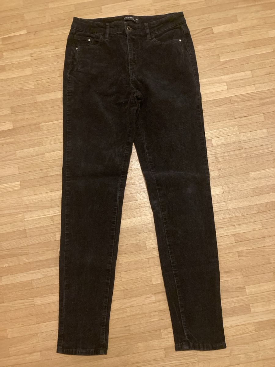 Pantaloni: Schwarze Hose ähnlich Samt – Usato da Urtenen-Schönbühl venduto da alessibas