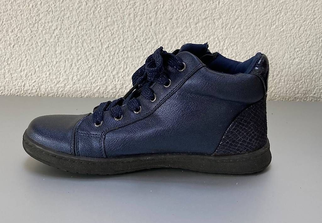 Scarpe per ragazze: Hohe Sneaker Gr. 33 blau Mädchen – Usato da Arlesheim venduto da Livifee 1