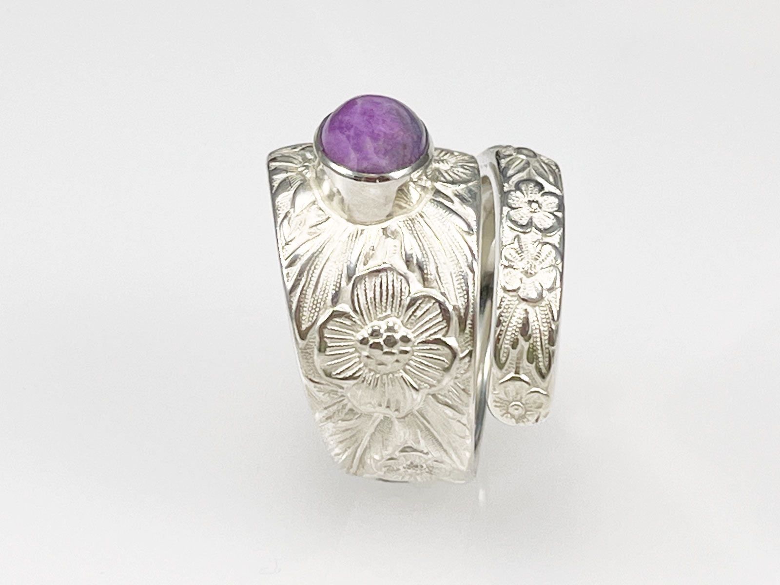 Anelli: Offener Silberring mit Sugilith im Jugendstil Design – Nuovo e nell'imballaggio originale da Meilen venduto da Byrd-bijoux