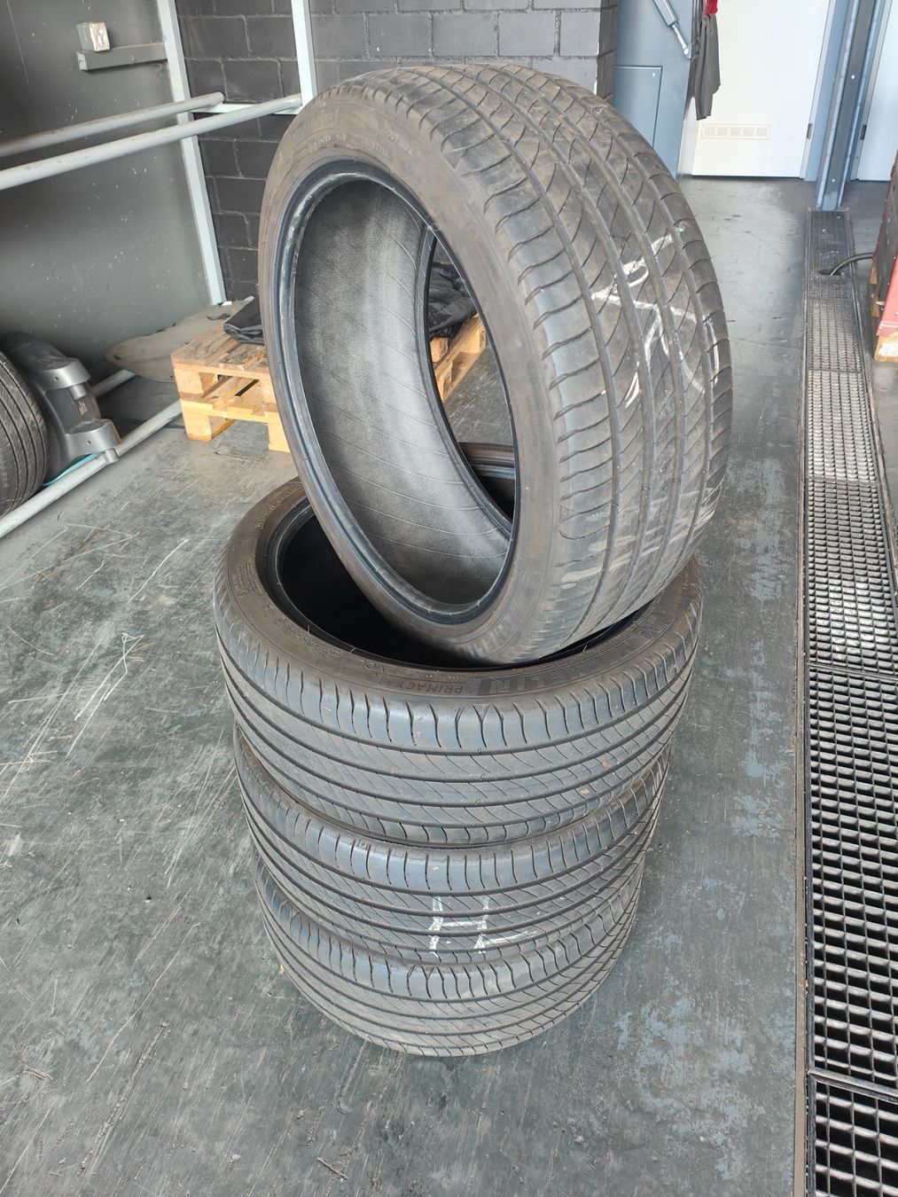 Michelin Pneumatici & Ruote complete: Sommerreifen 235/40 R19 – Usato da Oberengstringen venduto da Reifen-Lagerverkauf