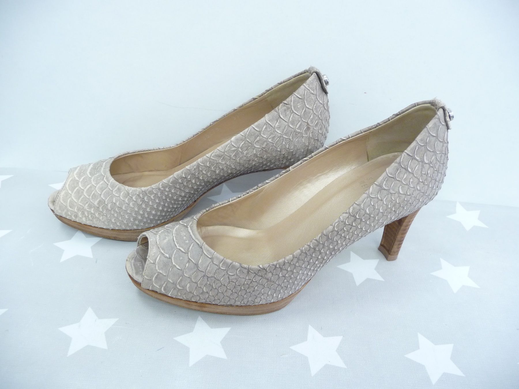 Stuart Weitzman Scarpe da donna: Schuh: Stuart Weitzman Grösse 37 1/2 Pumps Peeptoes – Usato da Rafz venduto da Powacaddy