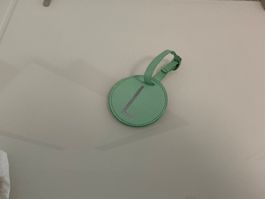 Mintfarbener Kofferanhänger mit "L"