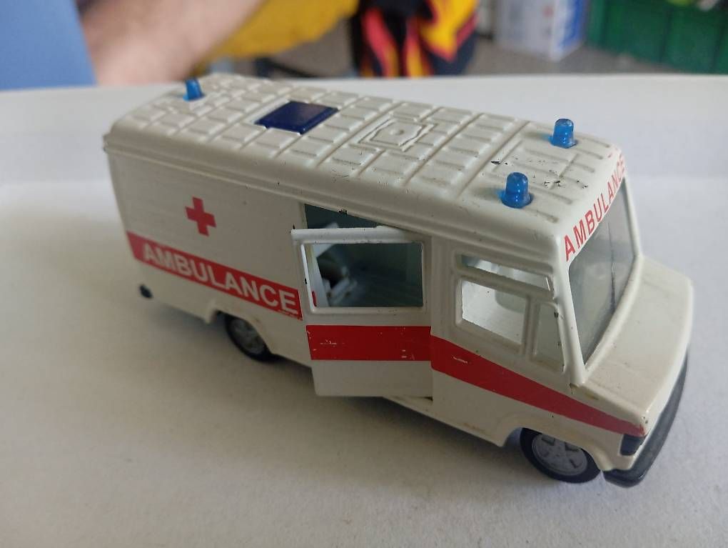 Siku Voitures modèles: Siku Krankenwagen – D'occasion à Basel par Petergunn
