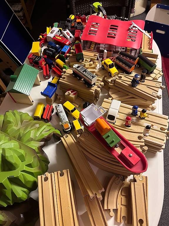 Jouets: Petit train en bois – D'occasion à Cheseaux-Lausanne par jos_vq9c