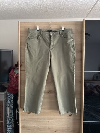 Pantalon 3/4  C&A vert taille 46 état neuf