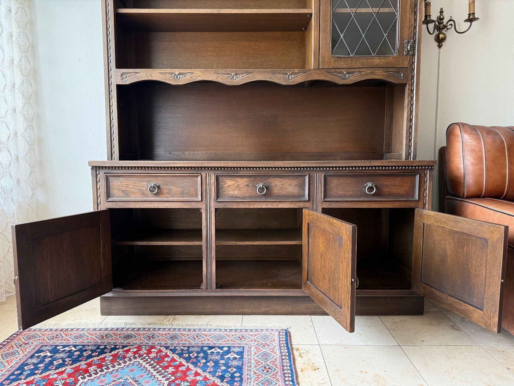 Vetrine: Massiver Eichen-Vitrinenschrank im Tudor-Stil – Usato da Itingen venduto da uhu777 1