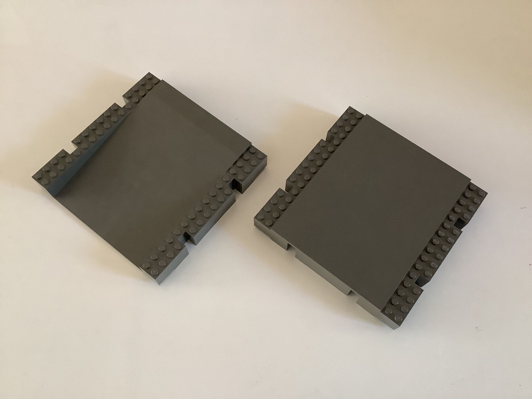 Lego Kit di costruzioni: Lot de 2 plaques Lego 32x32 grisFoncé – Usato da Gimel venduto da Uryuu-Minene