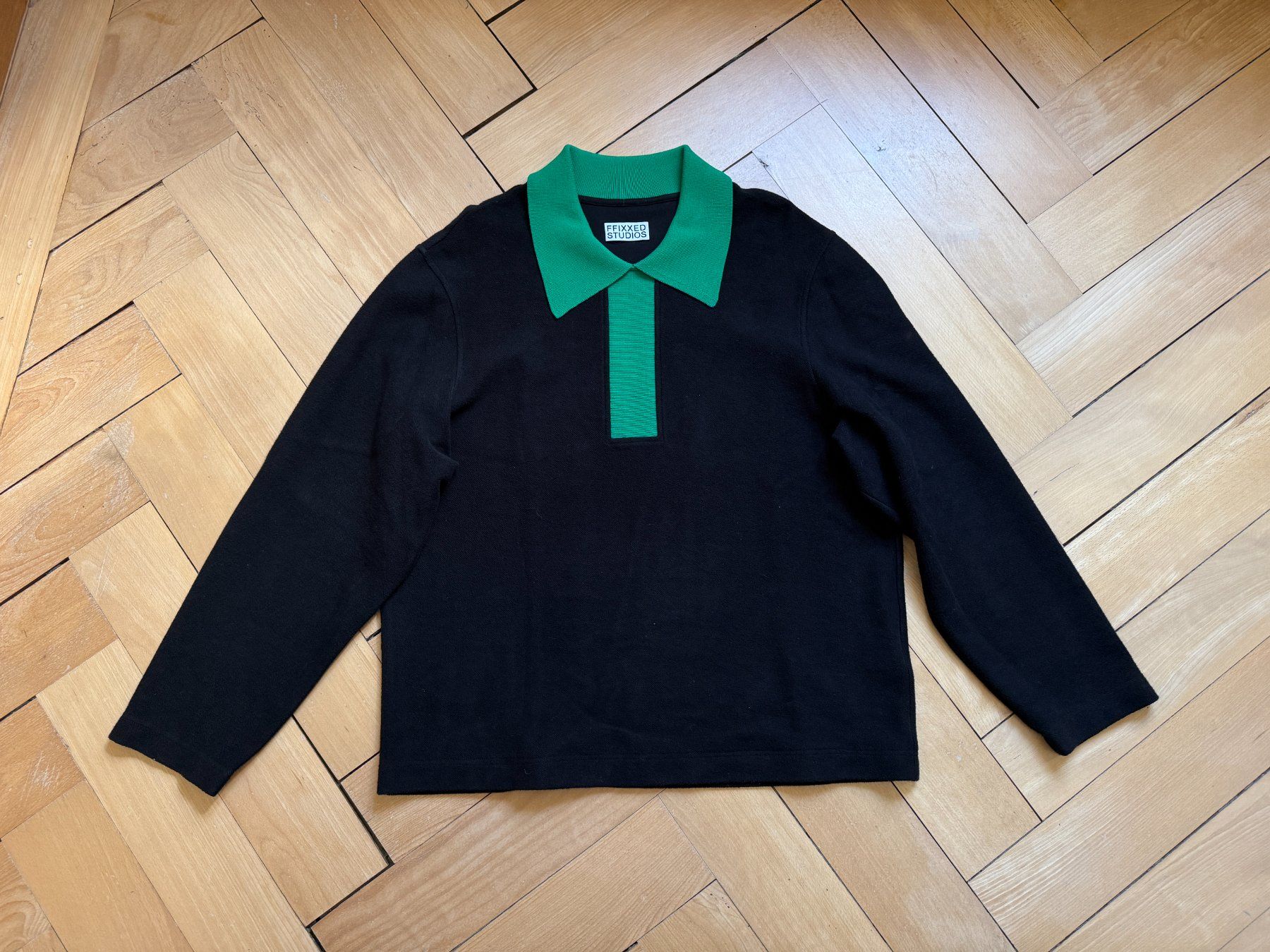 Pulls & Sweat-shirts: FFIXXED STUDIOS - Pullover schwarz mit grünem Kragen L – D'occasion à Zürich par Diazaio