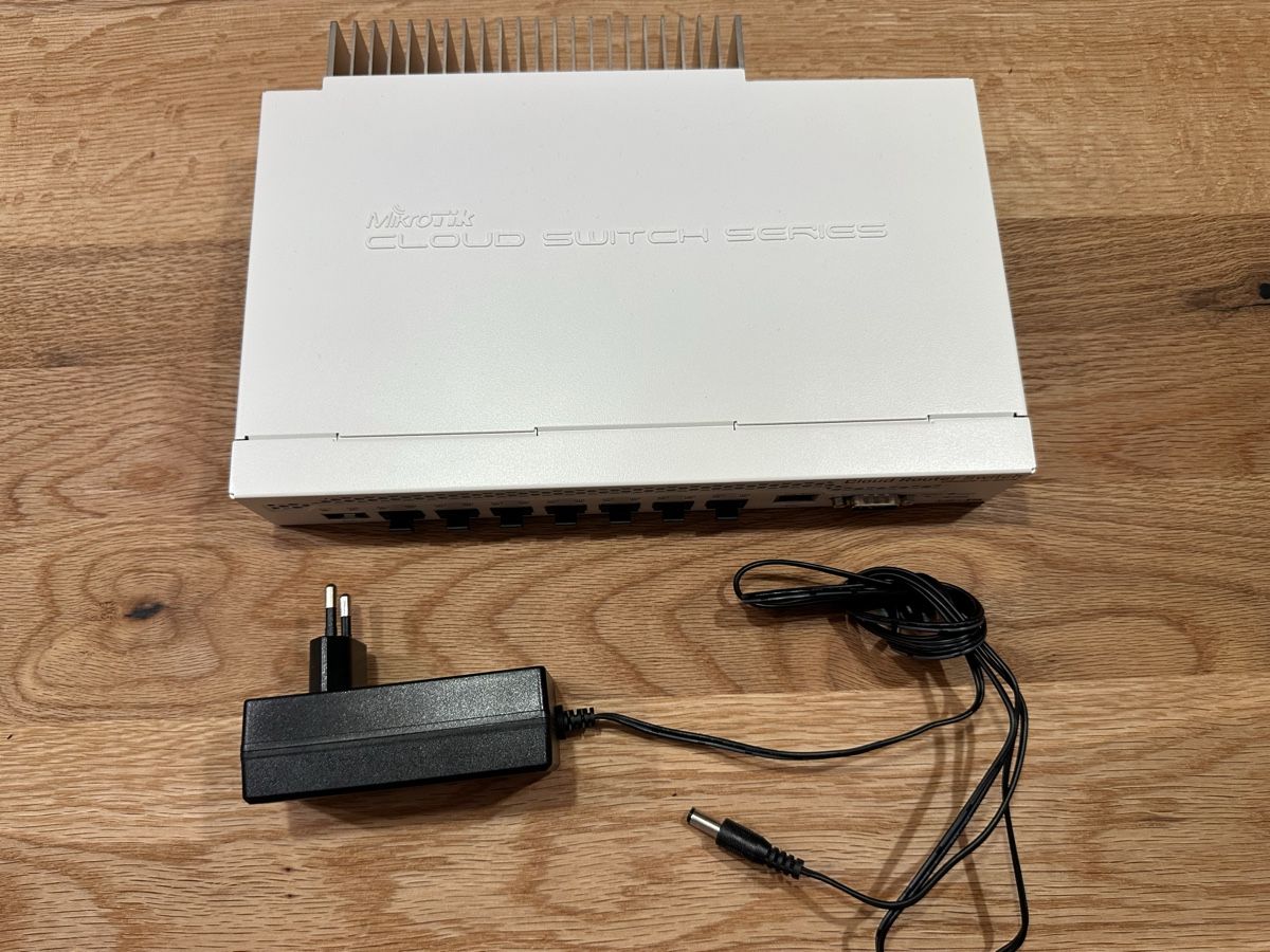 Hub & Switch: CRS309-1G-8S+IN – Nuovo (secondo la descrizione) da Estavayer-le-Lac venduto da cricri_ 1