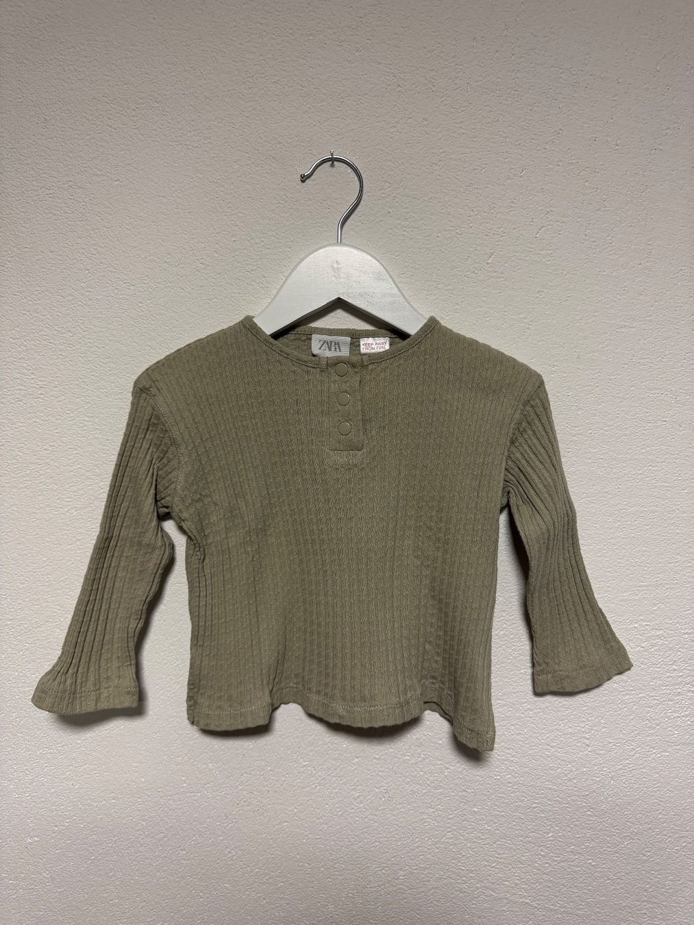 Zara Pulls et sweat-shirts: ZARA Shirt | Gr. 86 👧 – D'occasion à Walenstadt par closetqueen.mini