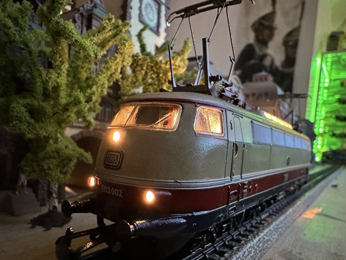 Märklin Modelleisenbahnen: Märklin 3053 DB BR 103 TEE – Gebraucht aus Lupsingen von New-Haven