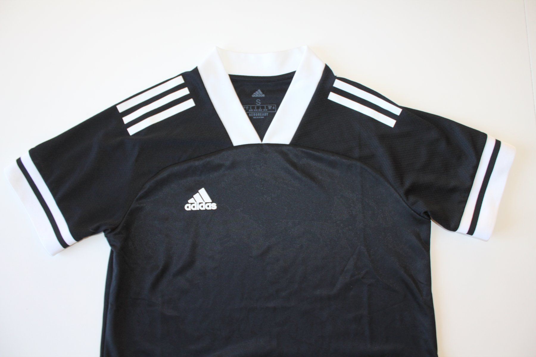Adidas T-shirt: T-shirt Adidas noir  t. S – Usato da Peseux venduto da Gilloss 1