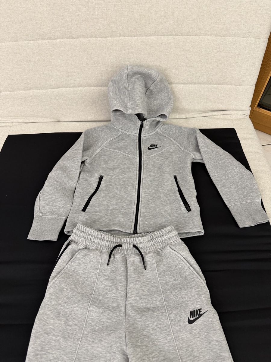 Nike Lotti di vestiti: Ensemble Nike Tech gris taille 140 état neuf!! – Nuovo (secondo la descrizione) da Grand-Lancy venduto da gio_yg9n 1