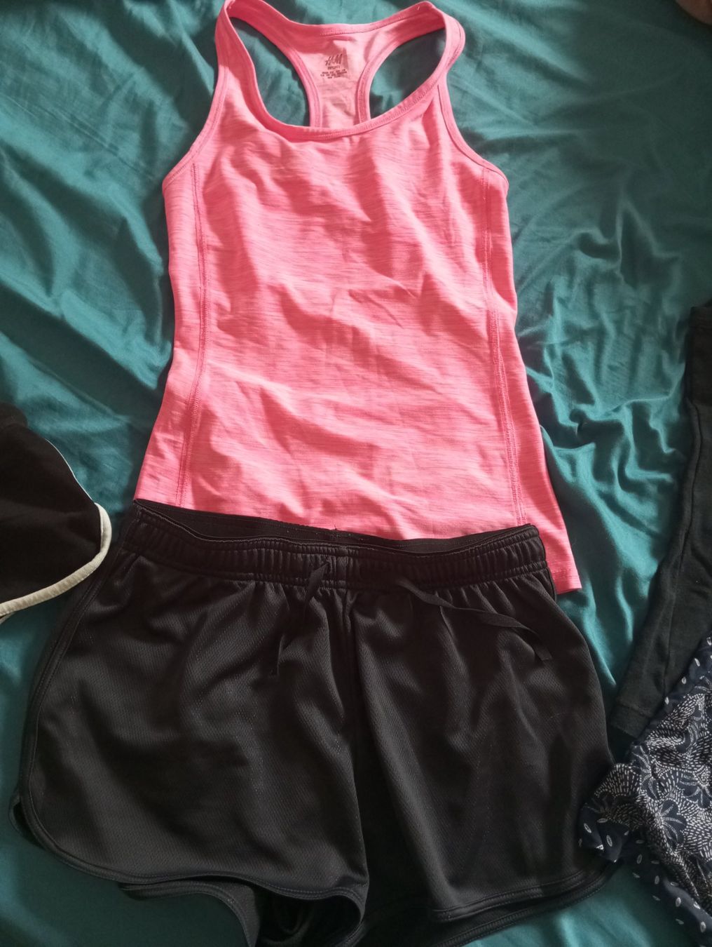 Lotti & Set di vestiti: Sport Trägershirt & Shorts – Usato da Amriswil venduto da cbe_cr6q