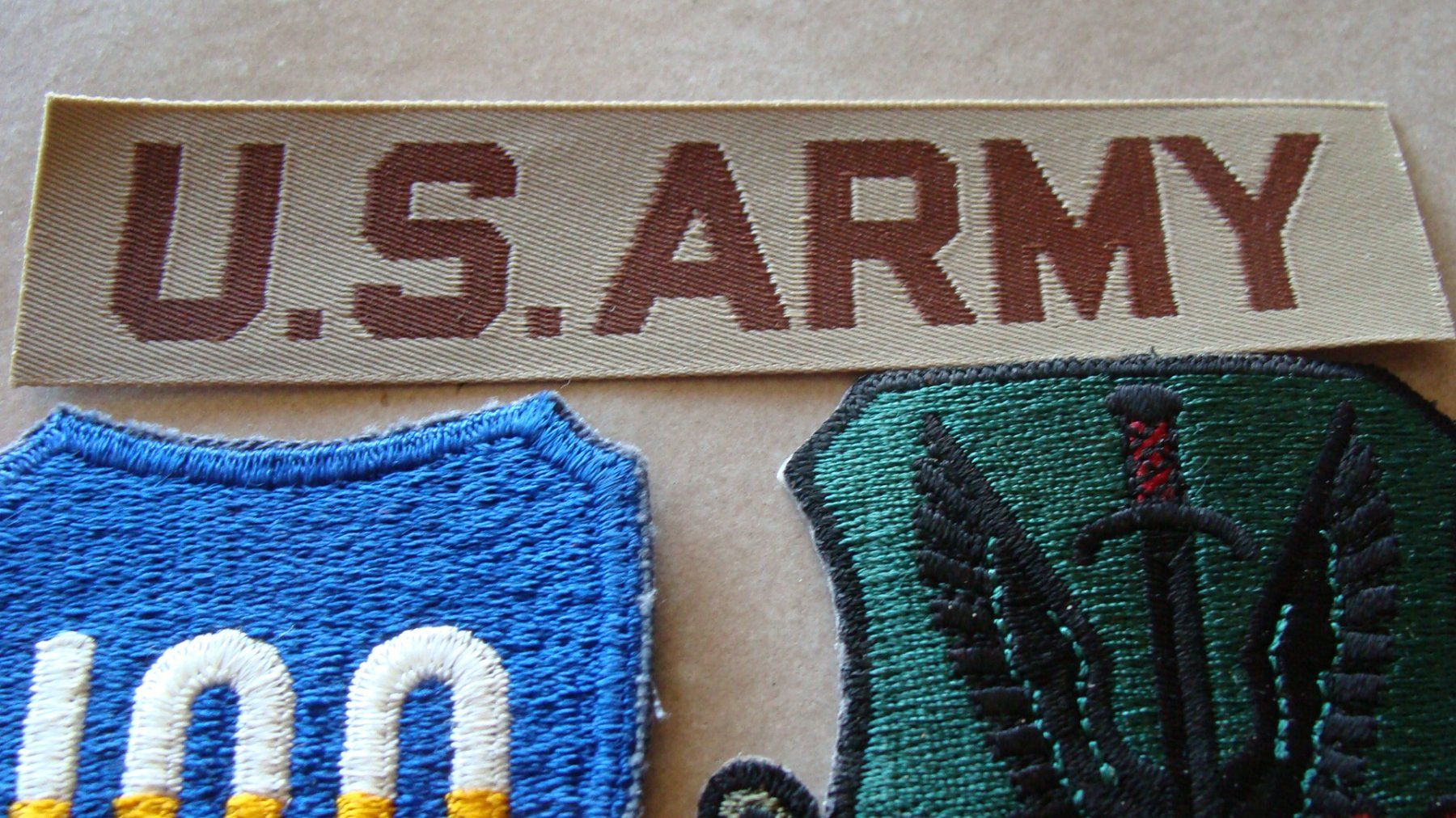 Plaquettes & Badges: Petit lot US – Neuf avec emballage d'origine à Cuarny par hen_g7hn 1