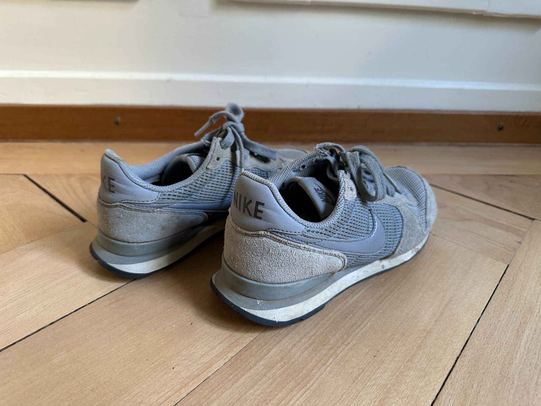 Nike Scarpe da donna: NIKE Internationalist Sneaker hellgrau 35.5 – Usato da Zürich venduto da Diazaio 2
