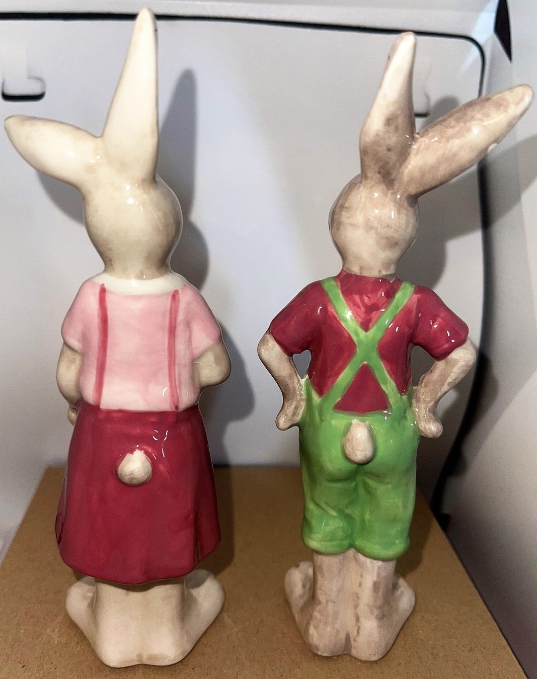 Figuren: Osterhasenpaar stehend aus Keramik Nr. 2 – Neu (gemäss Beschreibung) aus Lutzenberg von Truhe 2