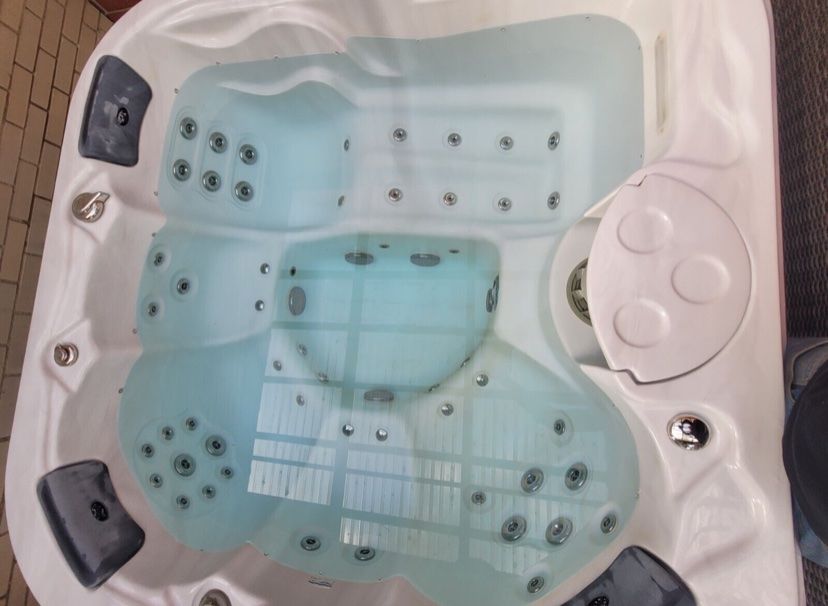 Whirlpool: Whirlpool Innen/Außen 2m X 2m – Gebraucht aus Weiach von  2
