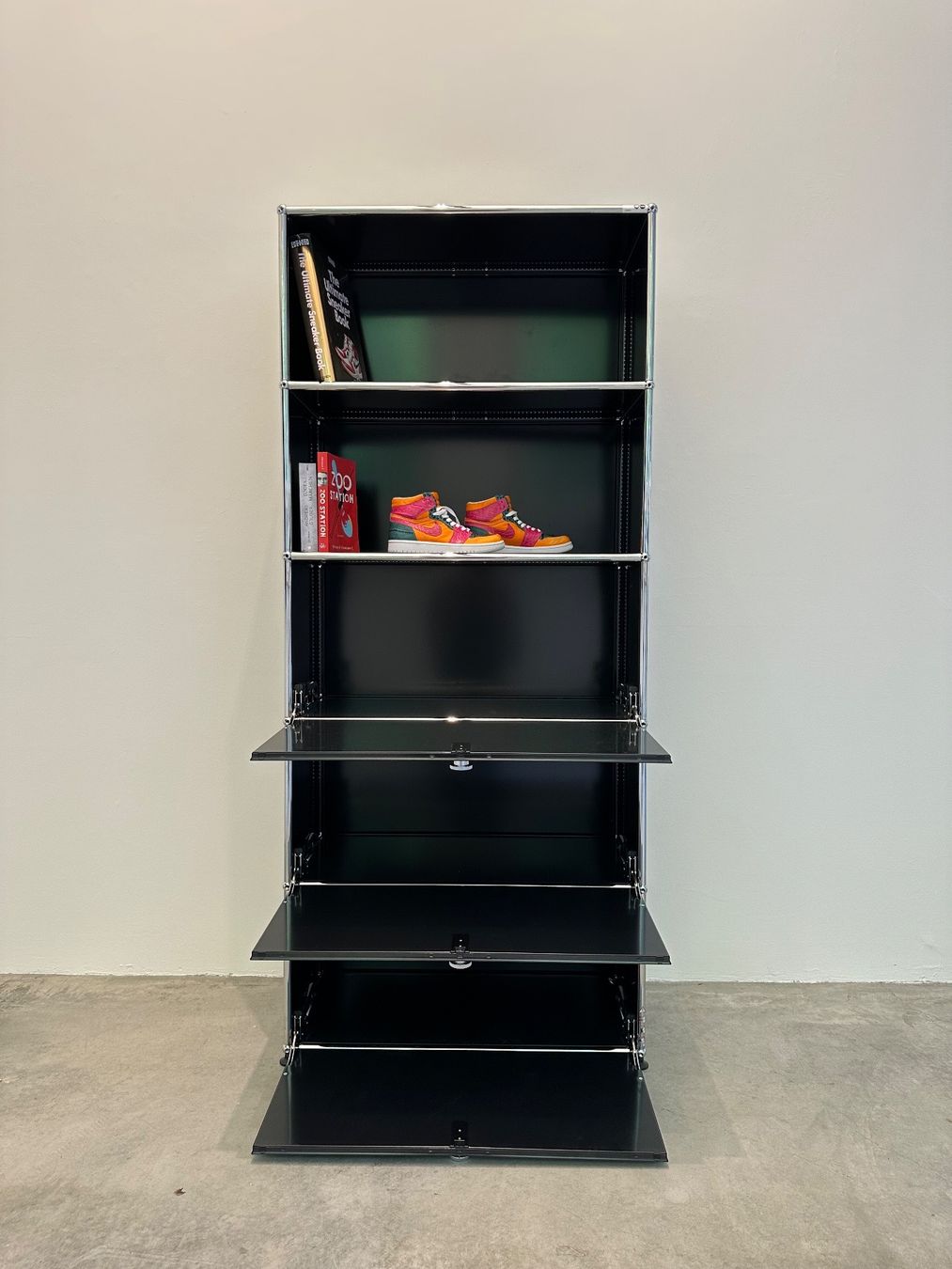 USM Regale: USM Highboard 1x5 grafitschwarz, Top Zustand – Gebraucht aus Grenchen von Design-Outlet 4