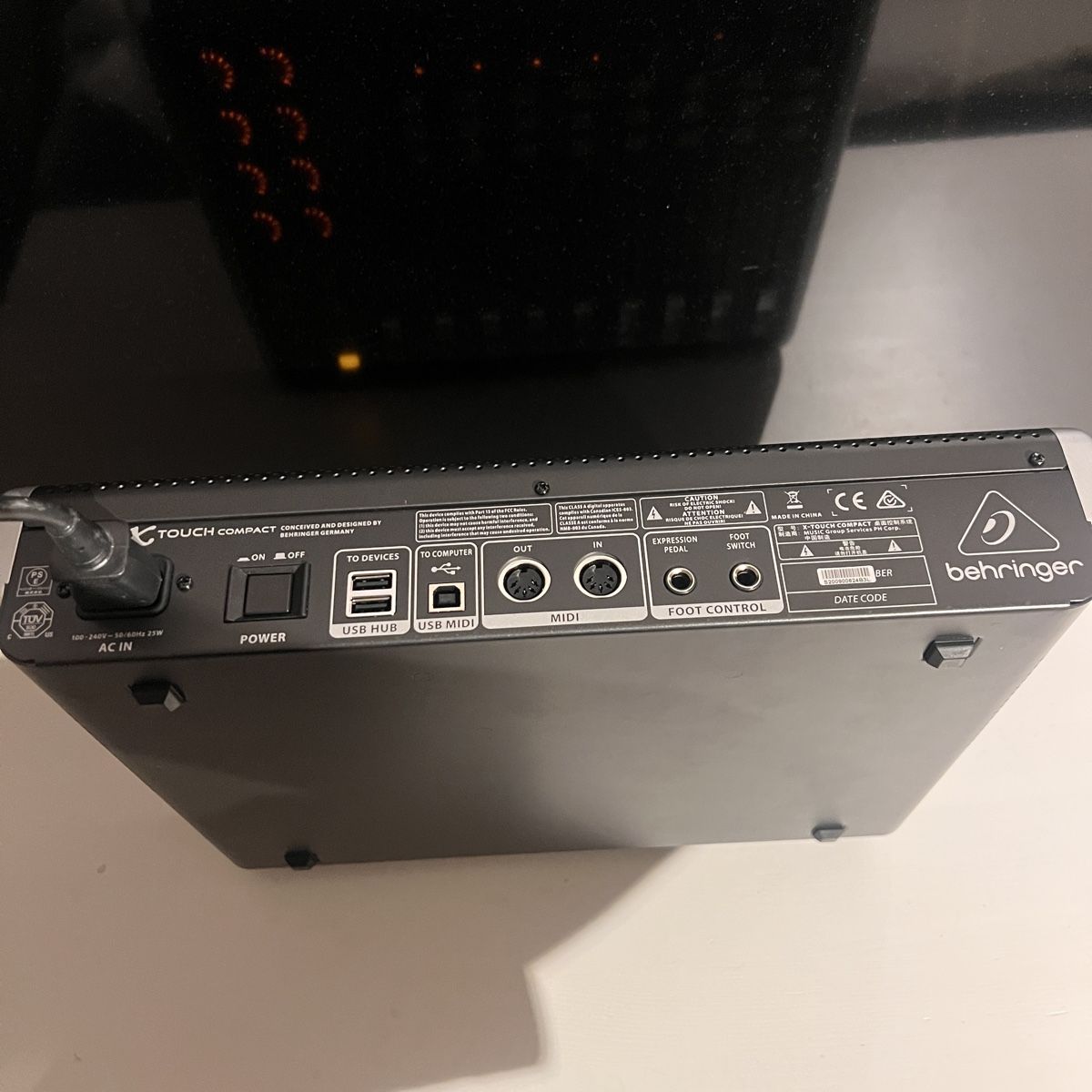 Behringer Console di mixaggio: Behringer X-Touch Compact USB/MIDI Controller - Studio – Usato da Unterkulm venduto da Sita013 1
