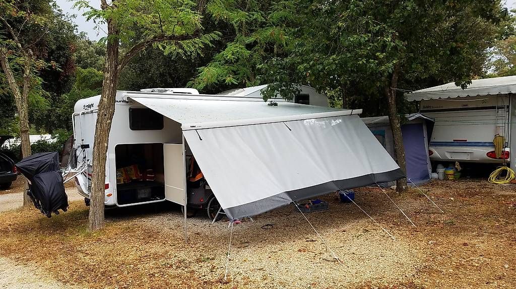 Sunlight Veicoli da campeggio: Doppelboden -Ordnung oder Schlafplatz im Camper Sunlight A70 – Usato da Elsau venduto da Body 4