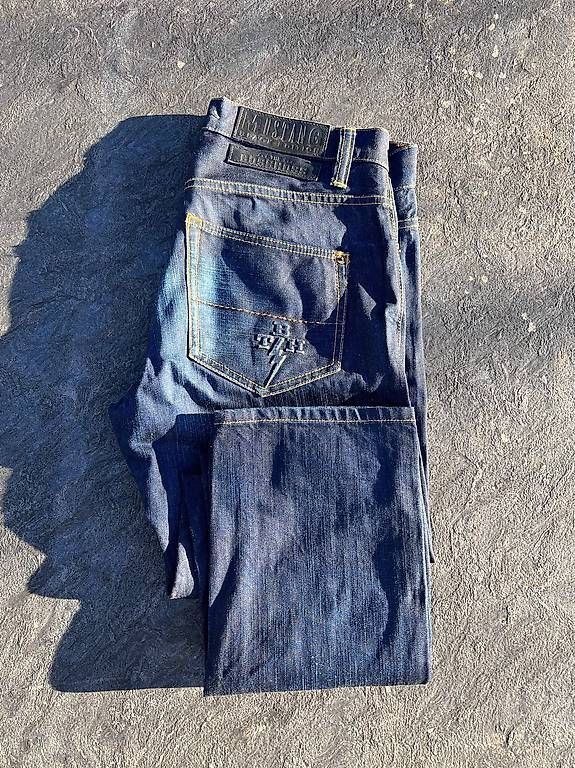 Jeans: The BossHoss Jeans Mustang Black Edition – Usato da ossingen venduto da maho888