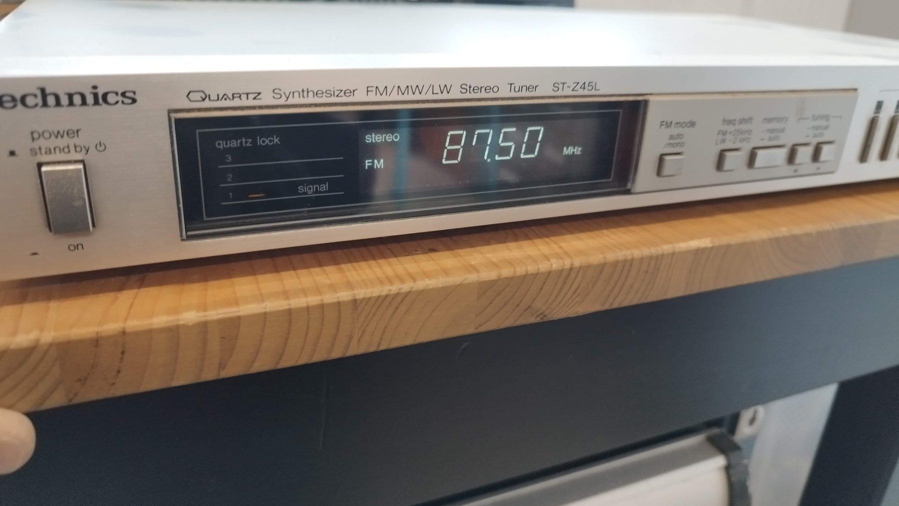 Technics Radio: TECHNICS QUARTZ SYNTHESIZER . ST-Z45L STEREO TUNER – Usato da Wallenwil venduto da Franc.Widmer 1