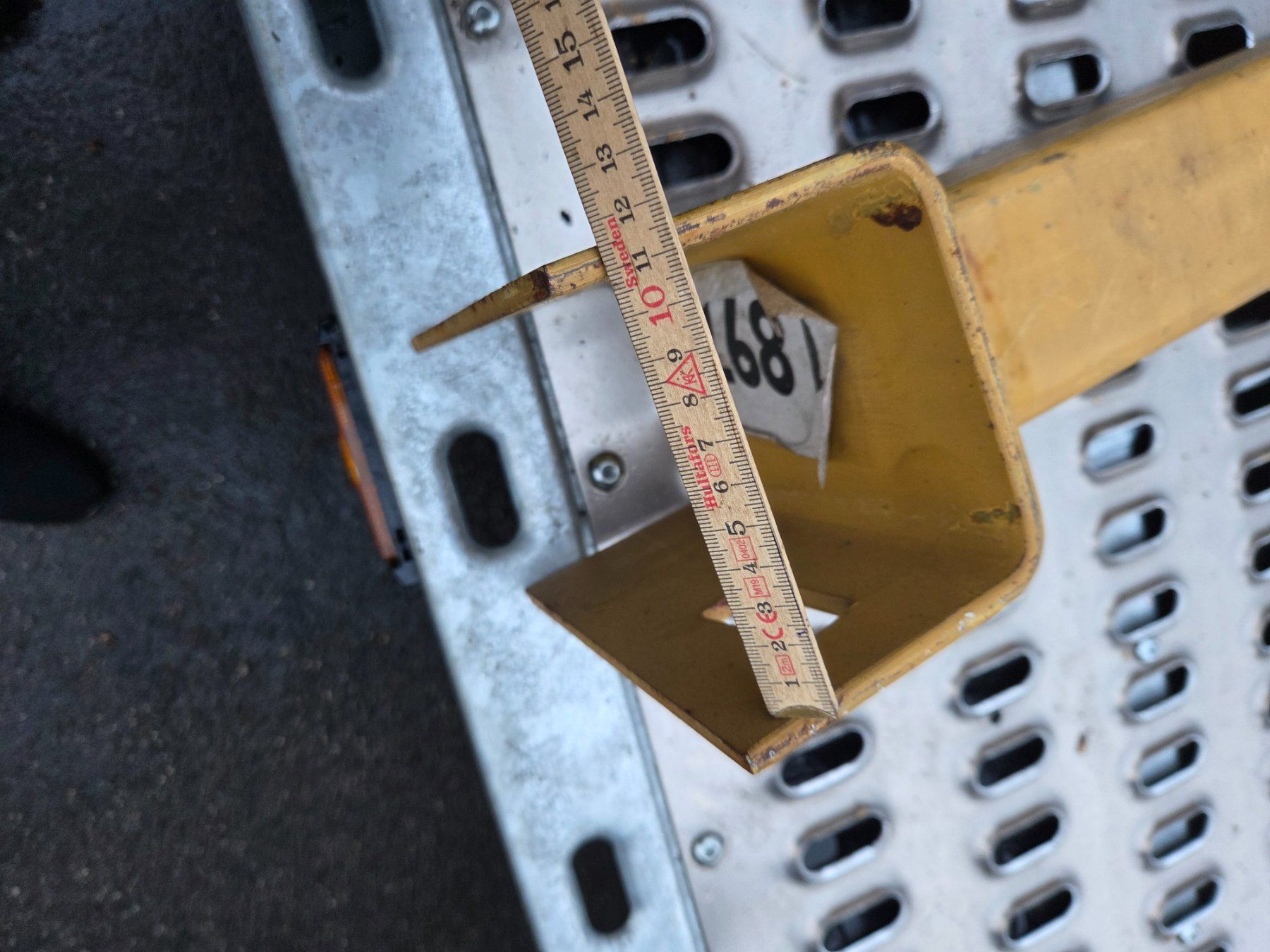 Scaffali: Kragarm mit Metall Haken – Usato da Fischbach-Göslikon venduto da Emanuel.Bardhi 4