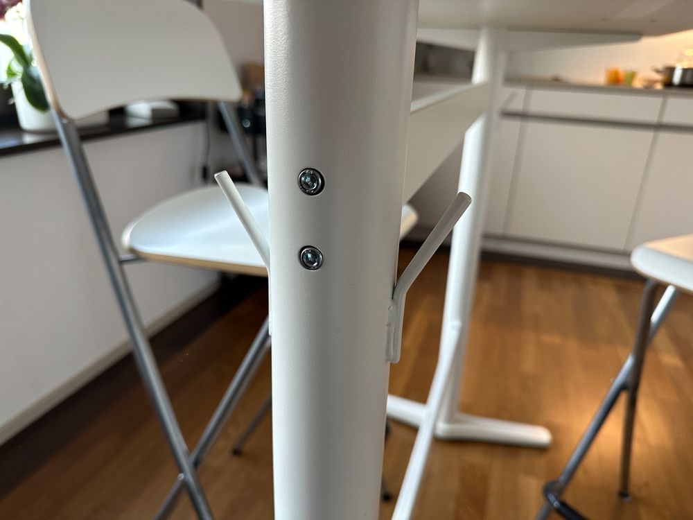 Hochtisch IKEA Billsta + 2 Barhocke IKEA Franklin (Gebraucht) in Zürich ...