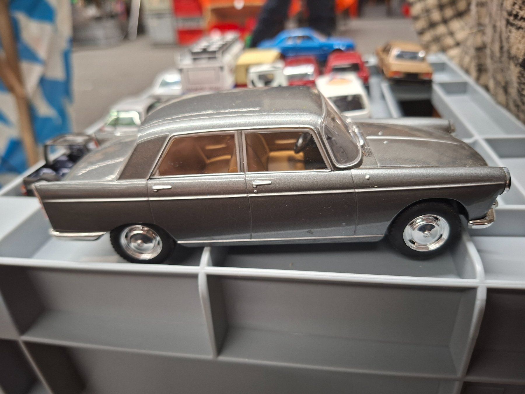 Peugeot Modellini d'auto: Peugeot 404 1:24 Modellauto – Usato da Balsthal venduto da redcarpet