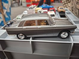 Peugeot 404 1:24 Modellauto
