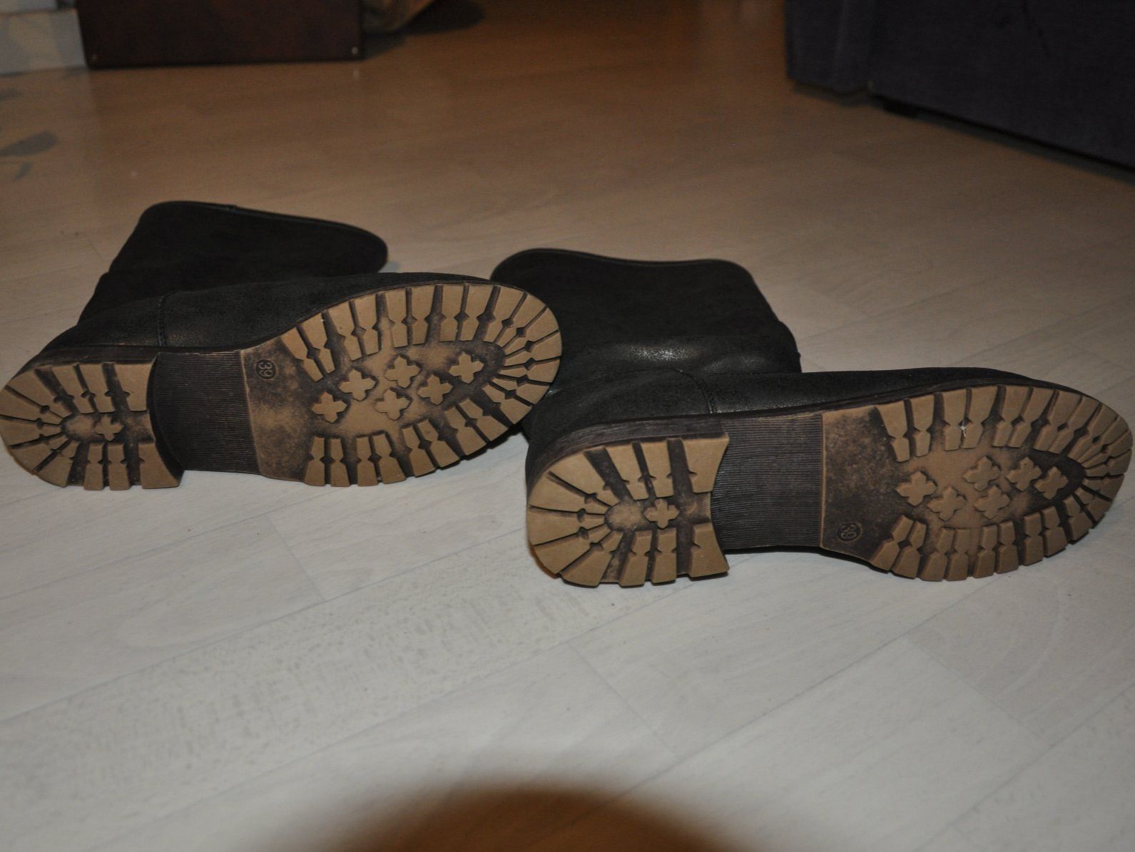 Scarpe da donna: Schwarze Damen Winterstiefel Kunstleder – Usato da Oberrüti venduto da ELALL 3