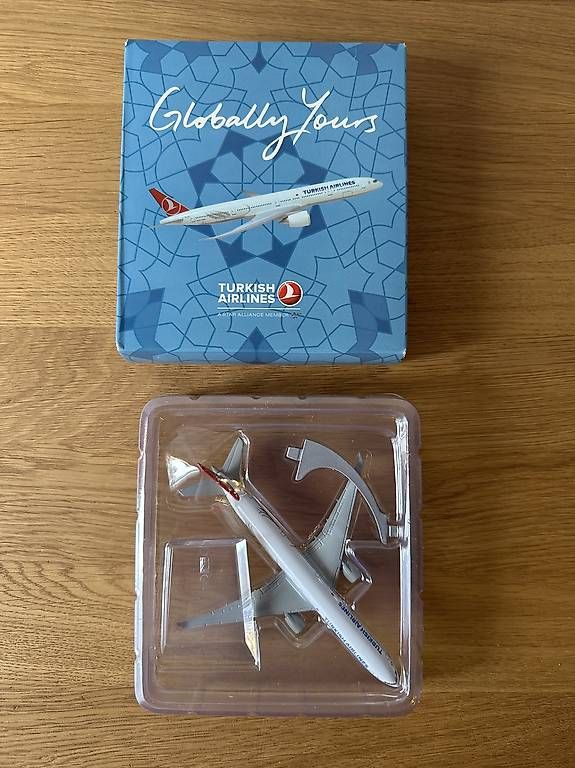 Modellbausätze & Standmodelle: Turkish Airlines 777-300, 1:500 – Gebraucht aus Basel von Mike744 1
