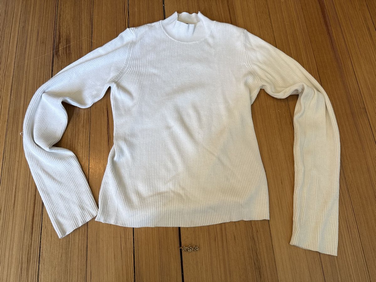 Pulls et sweat-shirts: Weisser Pulli und Brosche  – D'occasion à Solothurn par var002
