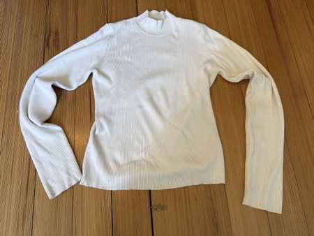 Weisser Pulli und Brosche 