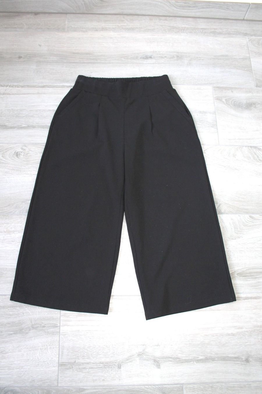 Pantaloni: Pantacourt élégant taille M – Usato da Chez-le-Bart venduto da jasse