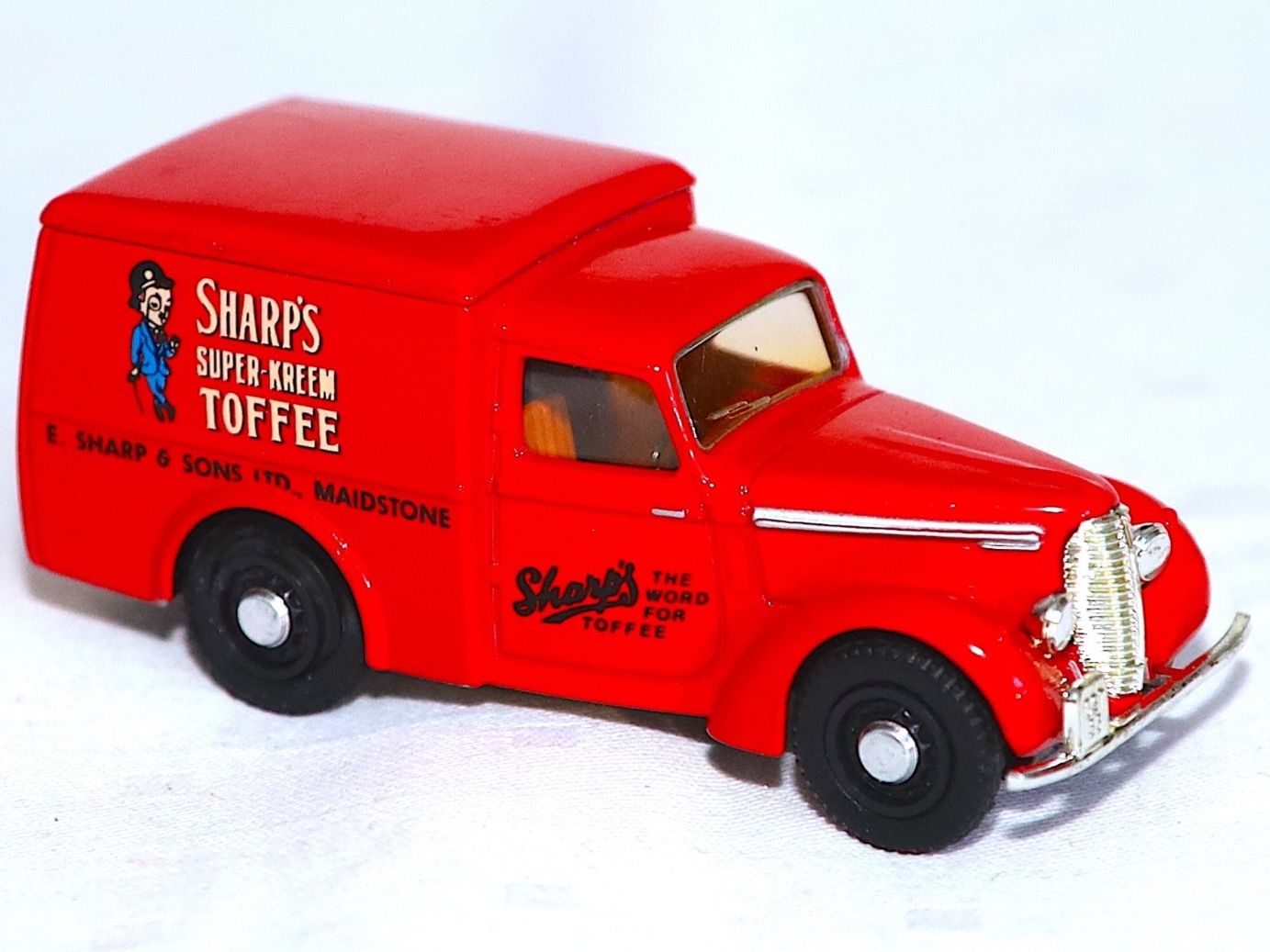 Dinky Toys Modellini d'auto: DINKY MATCHBOX 1949 COMMER 8 CWT VAN1:43 – Nuovo e nell'imballaggio originale da Ipsach venduto da Merlux 1
