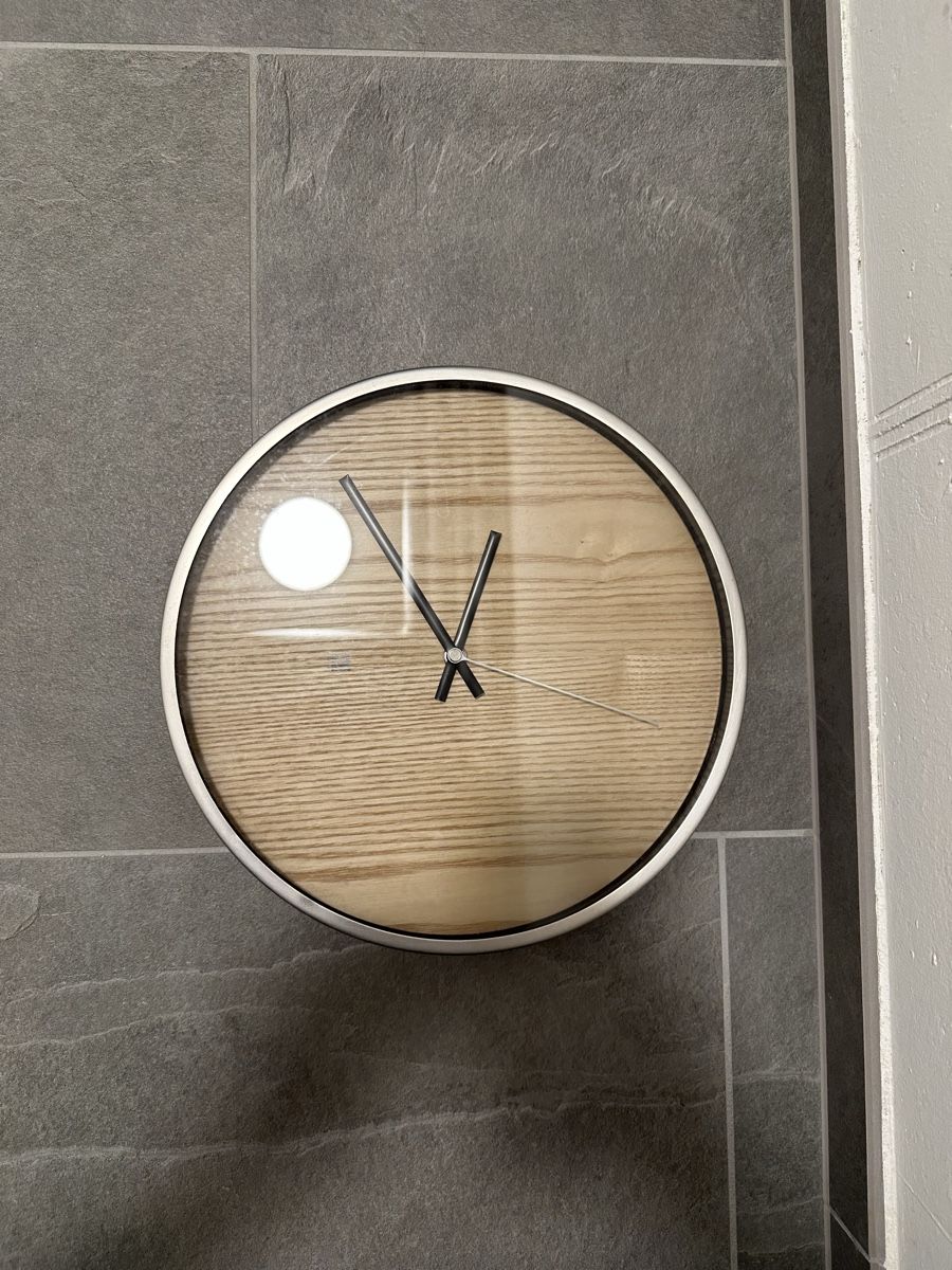 Orologi da terra & Orologi da parete: Stylish Umbra Wall Clock - Like New! Perfect Timing – Usato da Herrliberg venduto da mykee5 1