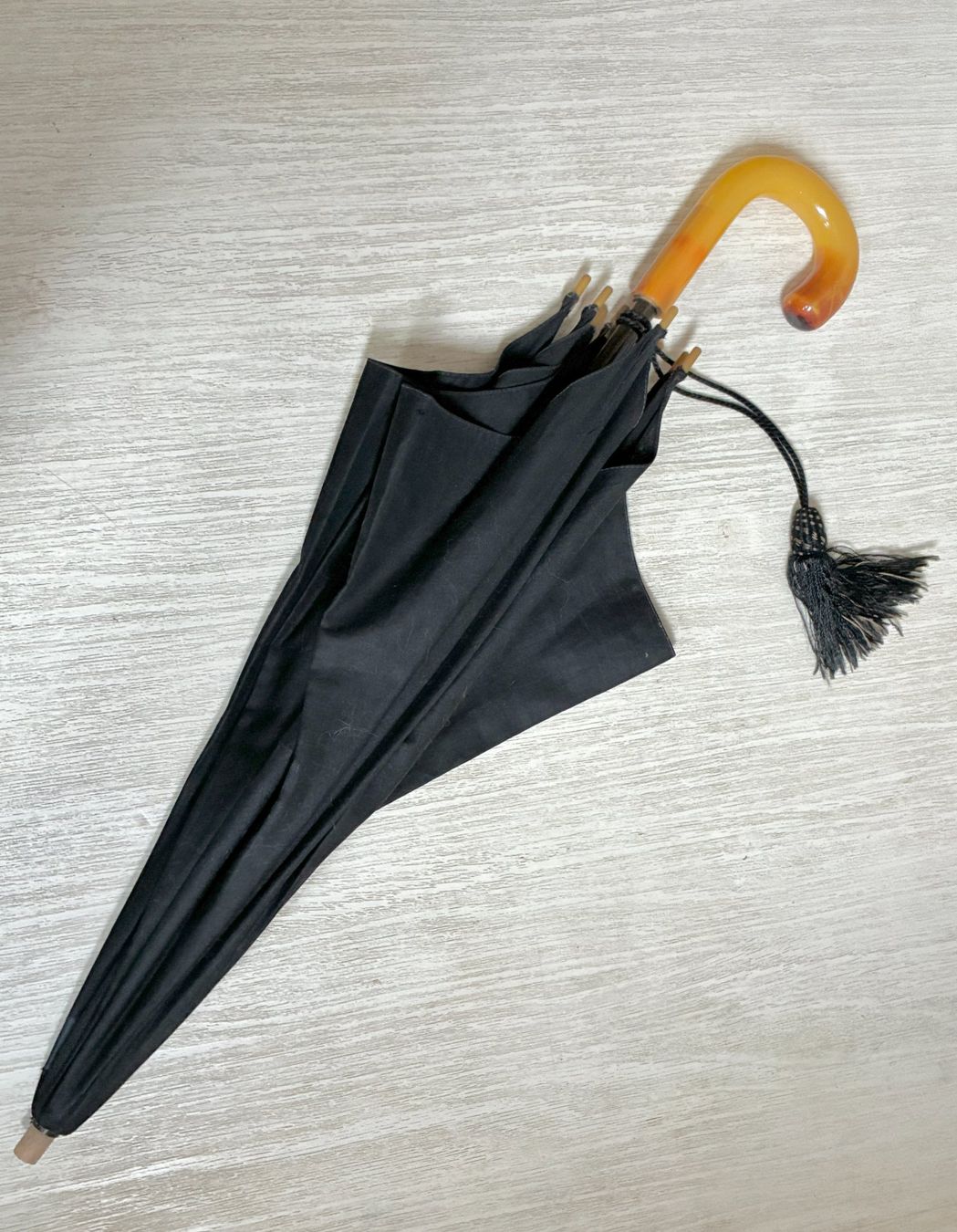 Ombrelli: Antiker schwarzer Flanier/Sonnenschirm  Bakelitgriff/Quaste – Usato da Kloten venduto da Nephty 3
