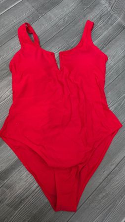 Baywatch Vibe: Knallroter Badeanzug - 40 -
