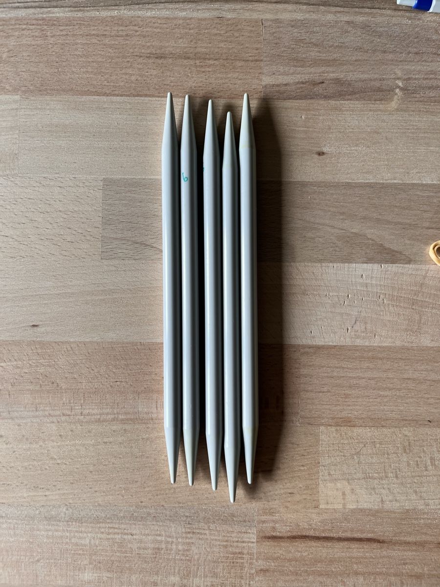 Ferri: Stricknadeln 6mm 15cm 5 Stk – Usato da Winterthur venduto da Nanole