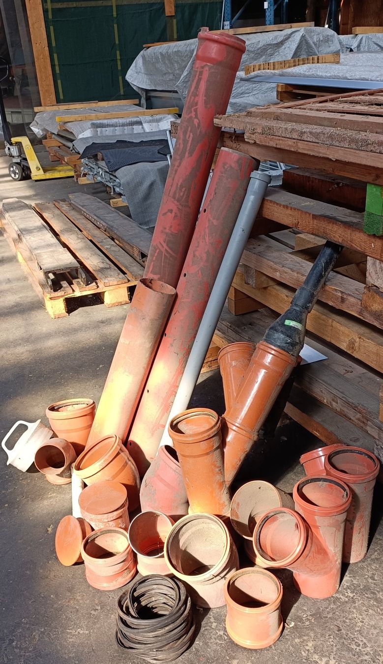 Autres matériaux de construction: Bögen etc. zu Abflussrohren – D'occasion à Däniken SO par thumbnail 1