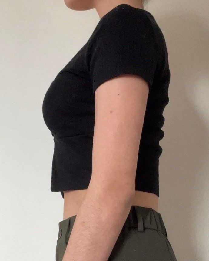 Top: Crop-top noir à boutons, XXS – Usato da L'Abergement venduto da saroutchka 1